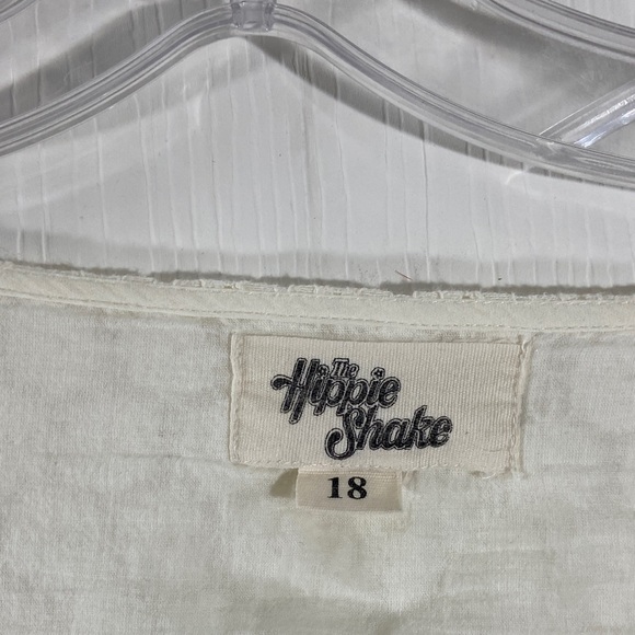 Elegant Cream Blouse with Flared Sleeves - Picture 4 of 11